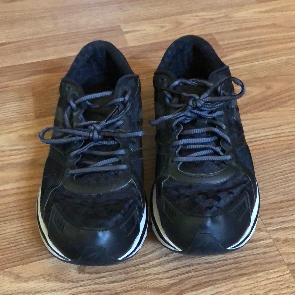 Size 9.5 black Newtons